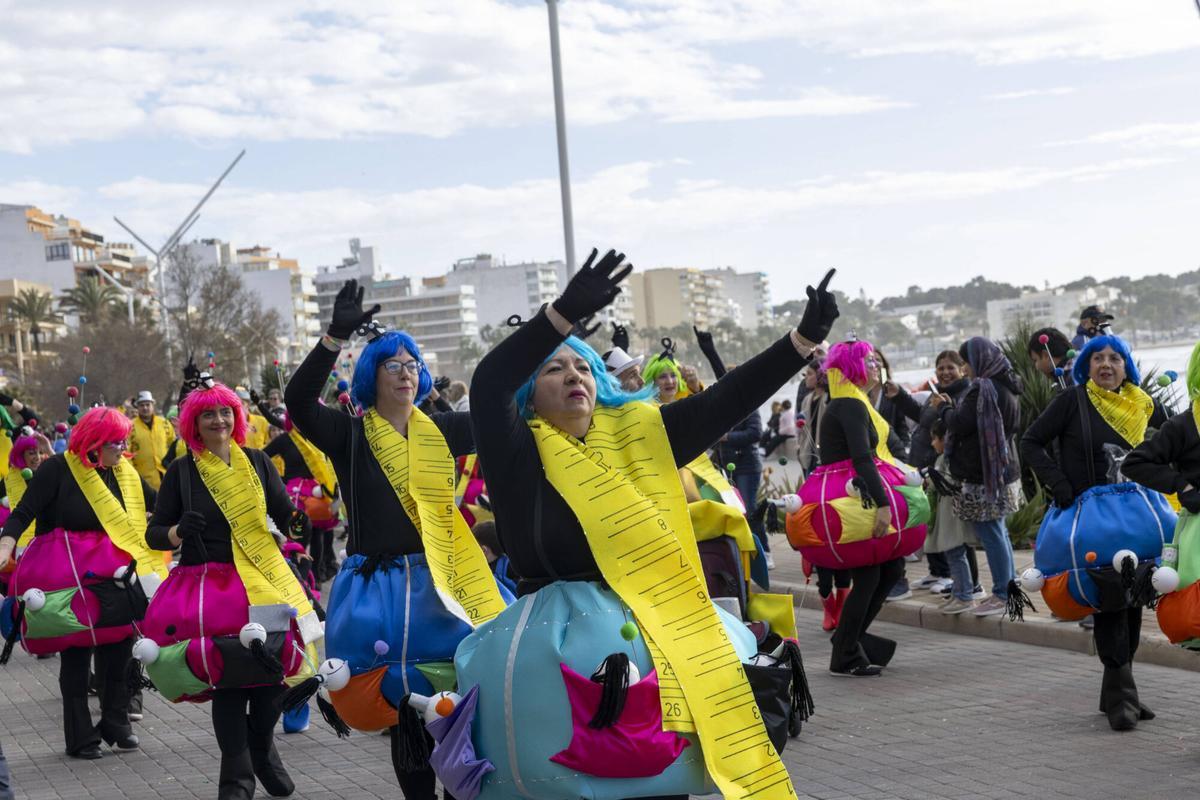 La Rua de El Arenal-Playa de Palma ha contado con variedad de comparsas con mucha inspiración y color. La Rua de El Arenal-Playa de Palma ha contado con variedad de comparsas con mucha inspiración y color.
