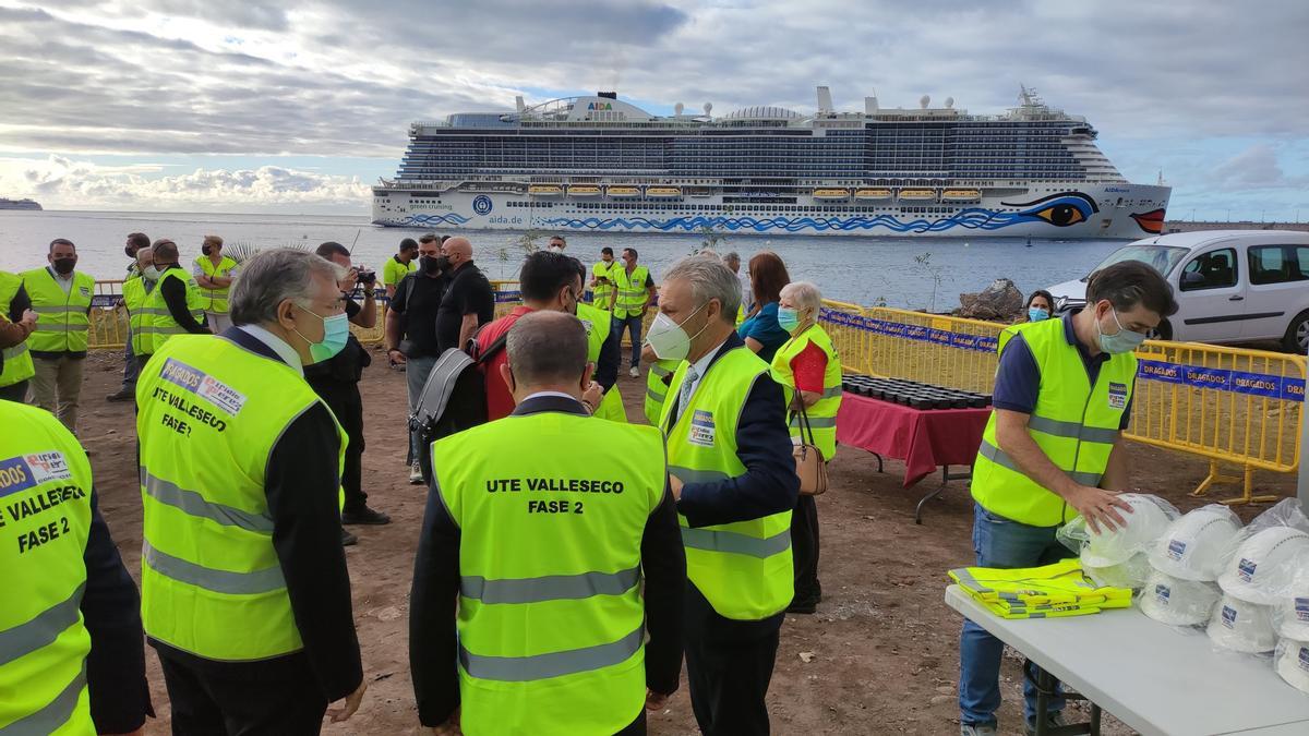 Francisco Toledo, presidente de Puertos del Estado, presente en el acto de colocación de la primera piedra de la futura playa de Valleseco