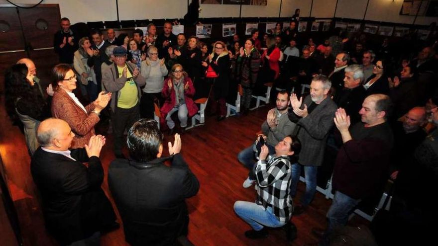 Carme Adán, en el centro, durante el acto público en el Salon García. // Iñaki Abella