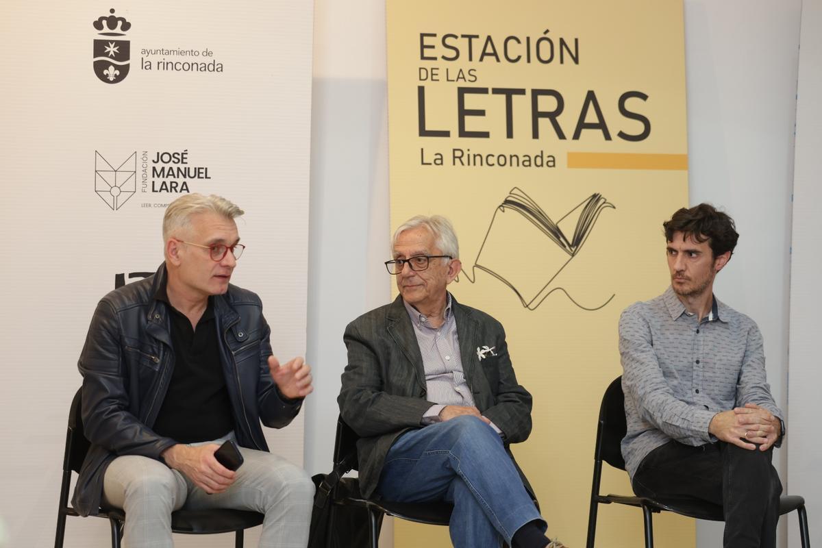 De izquierda a derecha, Antonio Marín, concejal de Educación; el escritor Antonio Rodríguez Almodóvar, y Carlos Mora, profesor y coordinador del proyecto