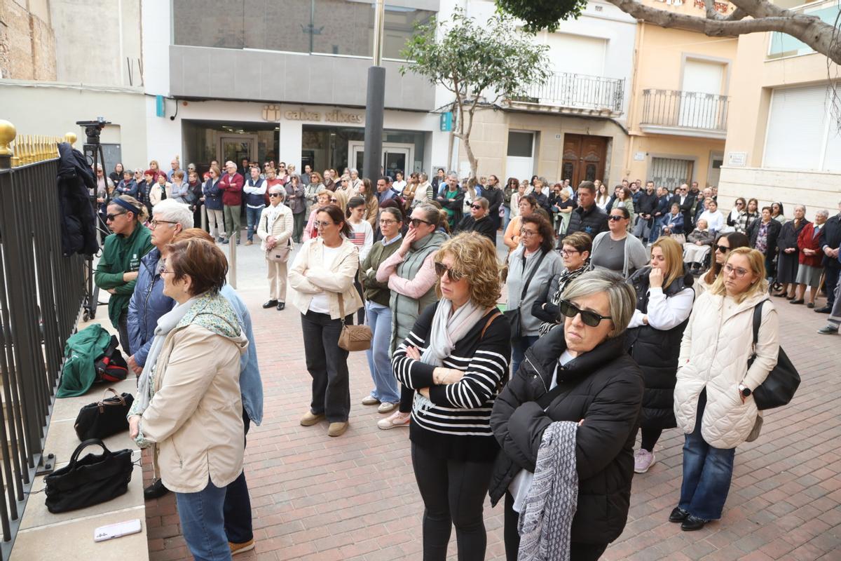 Imágenes del minuto de silencio en Xilxes en recuerdo de la mujer y la niña asesinadas