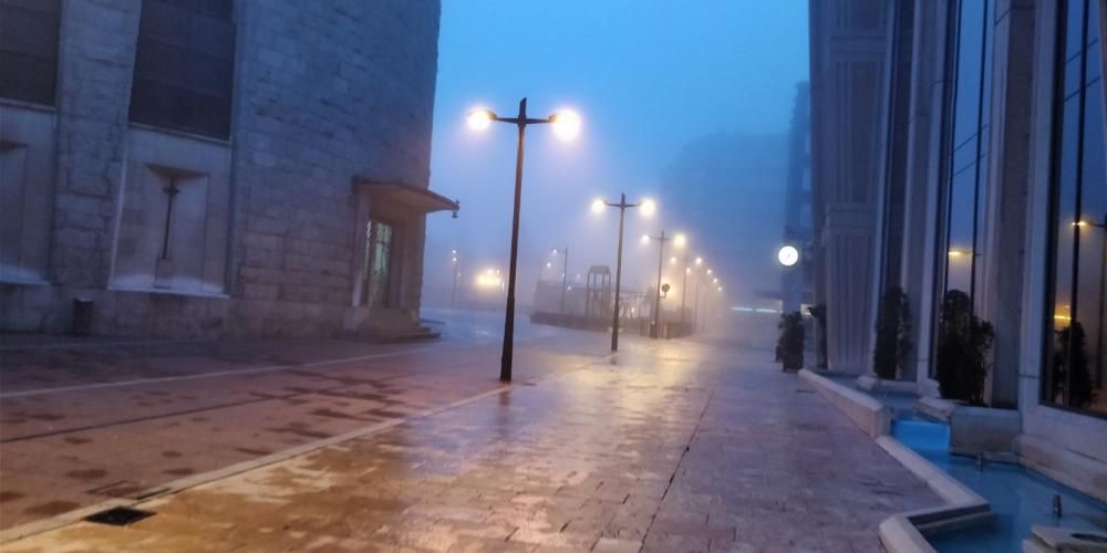 Oviedo amanece entre una densa bruma.