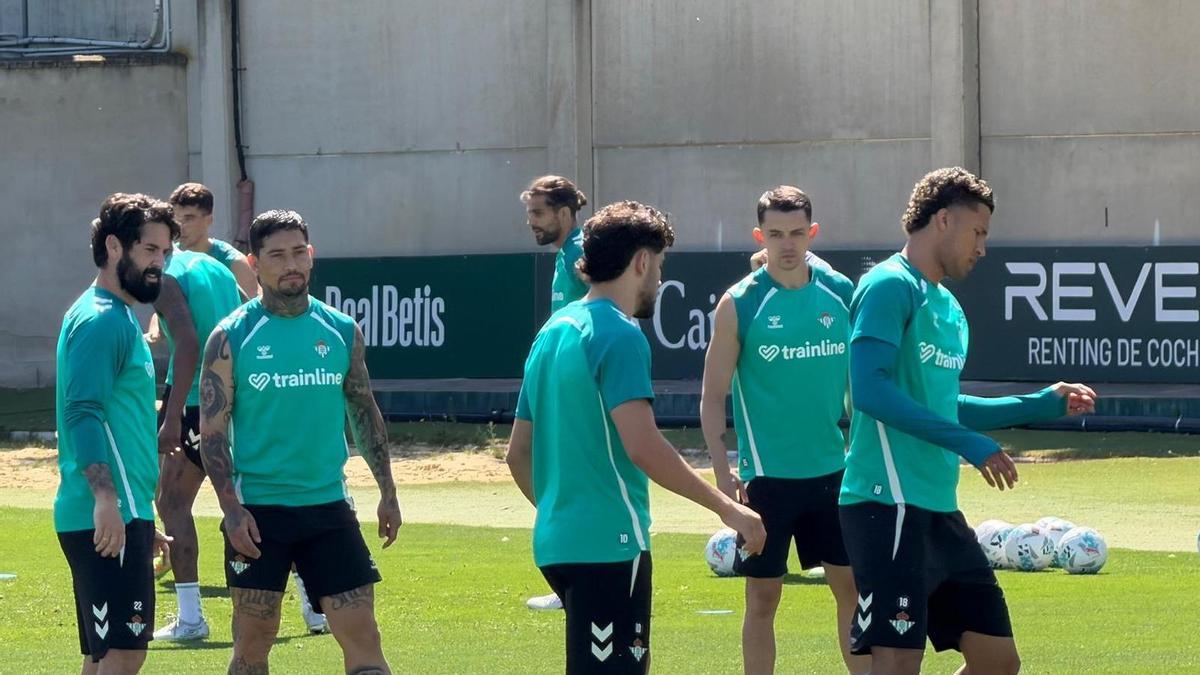 Vídeo | Entrenamiento del Betis previo al partido de Liga contra el Barça en el Camp Nou
