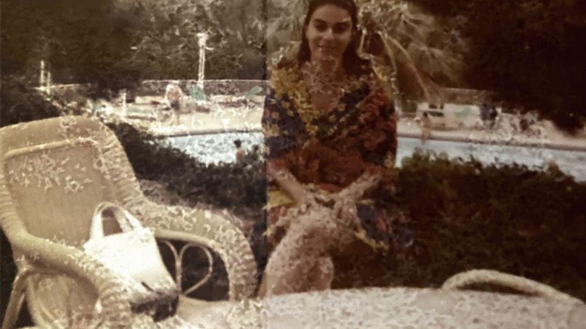 Una joven Lillian, con 22 años, sentada en el jardín del Castillo Hotel Son Vida, en 1971. 