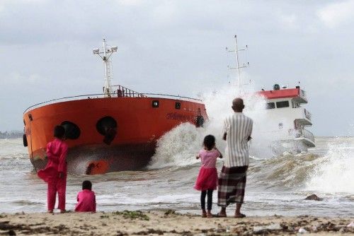 Un buque encallado en Tailandia, consecuencia del fuerte temporal