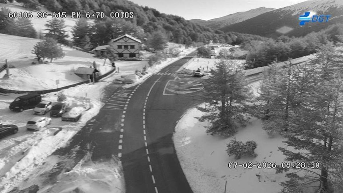 En Madrid, se procede al corte de los accesos al puerto de Navacerrada, debido a las previsiones de fuertes nevadas en la zona.