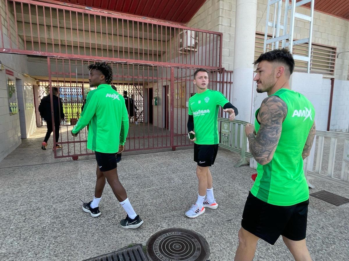 John, Garcés y Josan, a su llegada al entreno del Elche CF