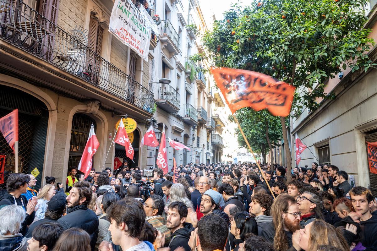 Barcelona 25.03.2026 Barcelona. Concentración frente al número 14 de la calle de Sant Agustí en el barrio de Gràcia promovido por parte del Sindicat de Llogateres para evitar el desalojo de Txema, uno de sus vecinos. Fotografía de Jordi Cotrina