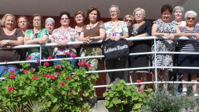 Las integrantes de "Les Ayalgues", en el exterior de la Casa de Encuentros de Mujeres de Carreño.