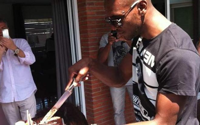 Abidal, en el momento de cortar el pastel