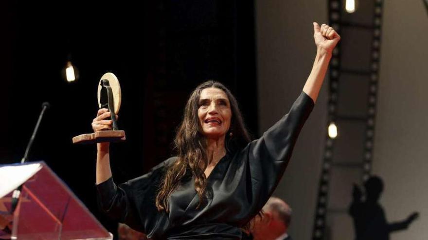 La intérprete Ángela Molina, tras recibir el premio &quot;Almeria tierra de cine&quot;. // Efe