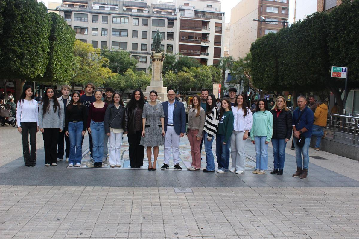 Amb les dames de sector i acompanyants, sota l’estàtua del Rei.