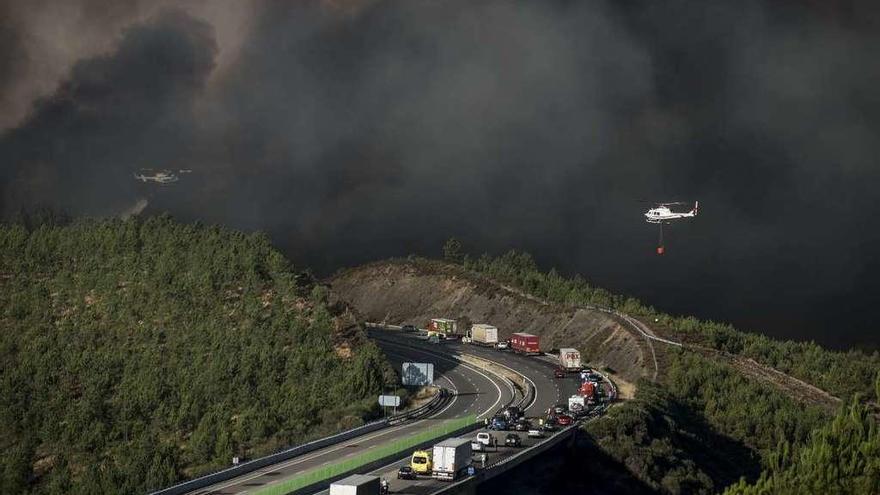 Humareda provocada por el incendio declarado la semana pasado en Verín.