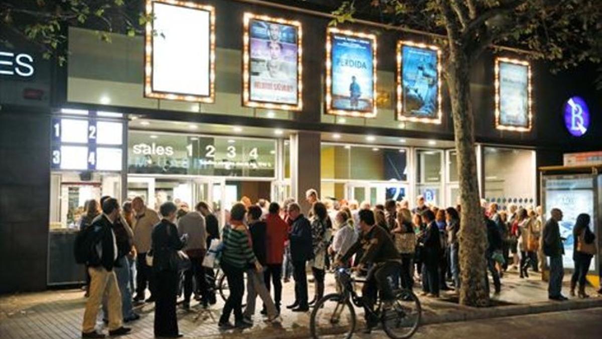 Colas a las puertas del los cines Aribau de Barcelona en la Fiesta del Cine del pasado mes de octubre.