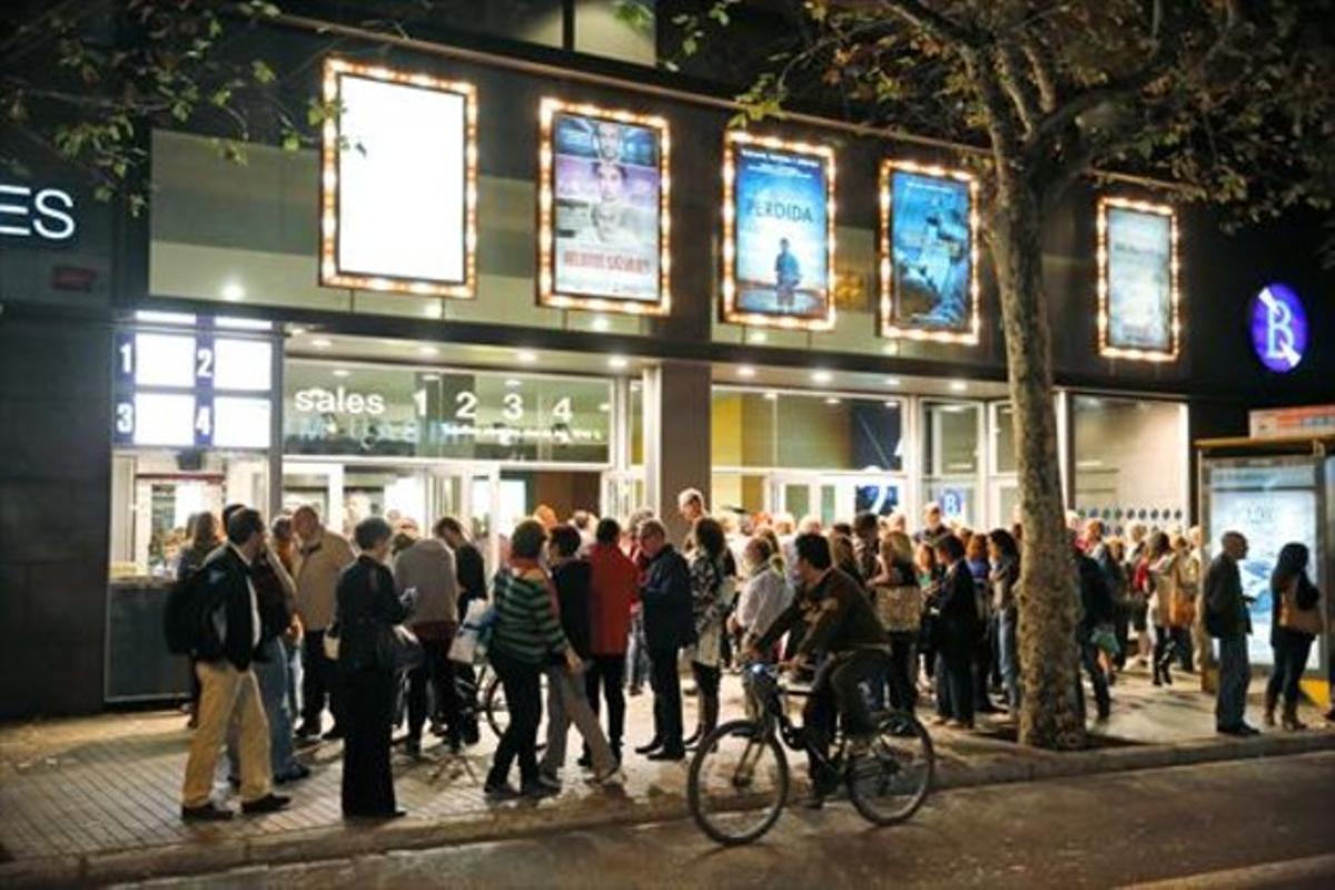 Cues a les portes dels cines Aribau de Barcelona a la Festa del Cine del mes d’octubre passat.