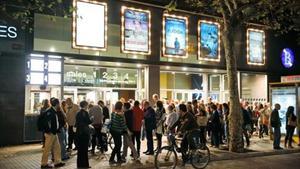 Cues a les portes dels cines Aribau de Barcelona a la Festa del Cine del mes d’octubre passat.