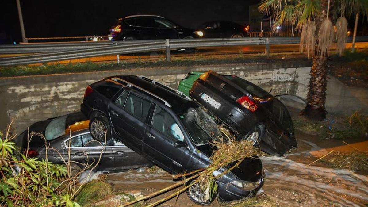 El agua arrastra vehículos en Vícar (Almería) y rescatan a tres personas atrapadas