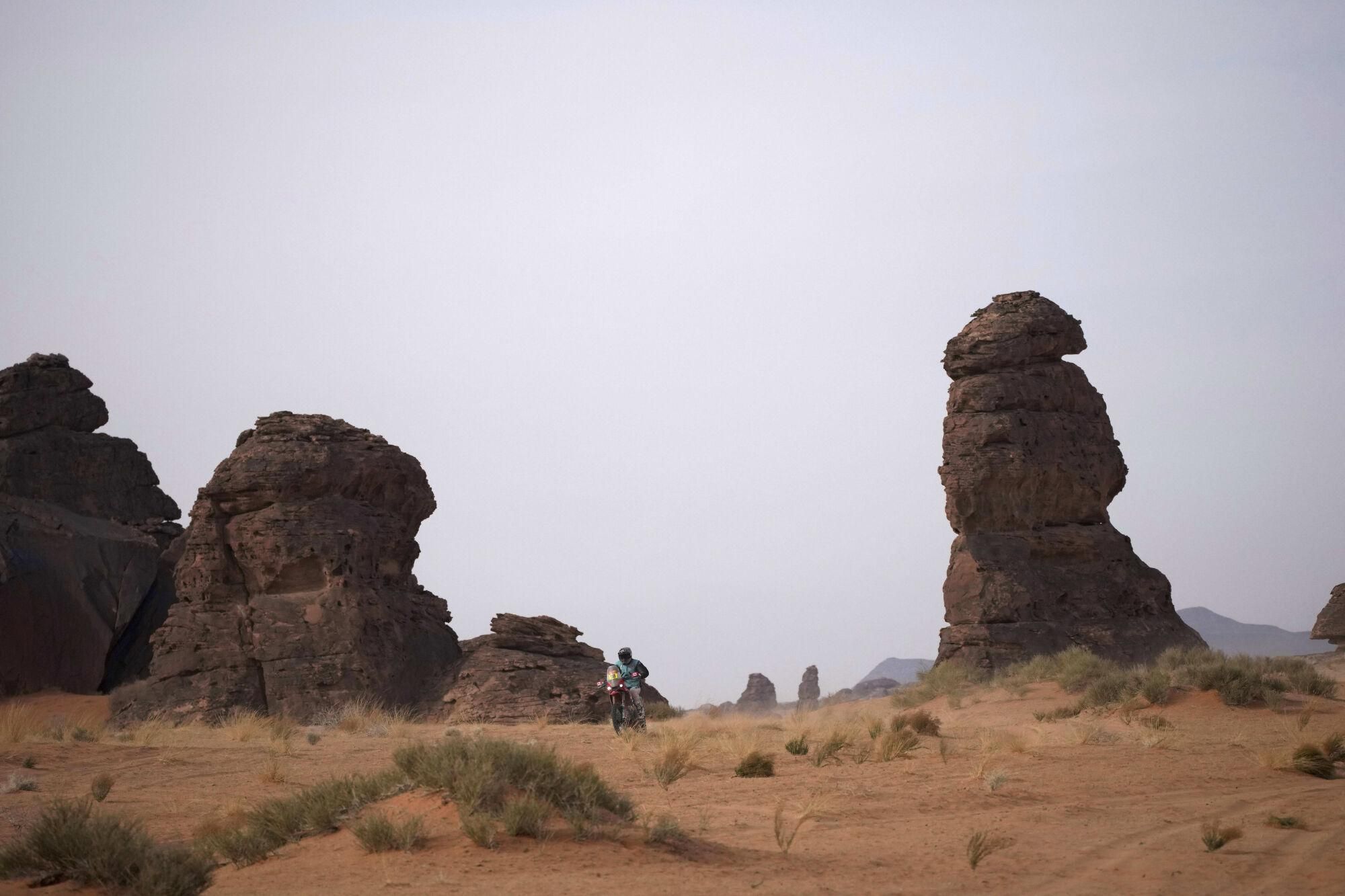 Rider Mason Klein competes during the fifth stage of the Dakar Rally between Alula and Hail, Saudi Arabia, Thursday, Jan. 9, 2025. (AP Photo/Christophe Ena). EDITORIAL USE ONLY / ONLY ITALY AND SPAIN