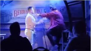 El cómico Jaime Caravaca, agredido por un neonazi durante un monólogo tras hacer un chiste sobre su hijo