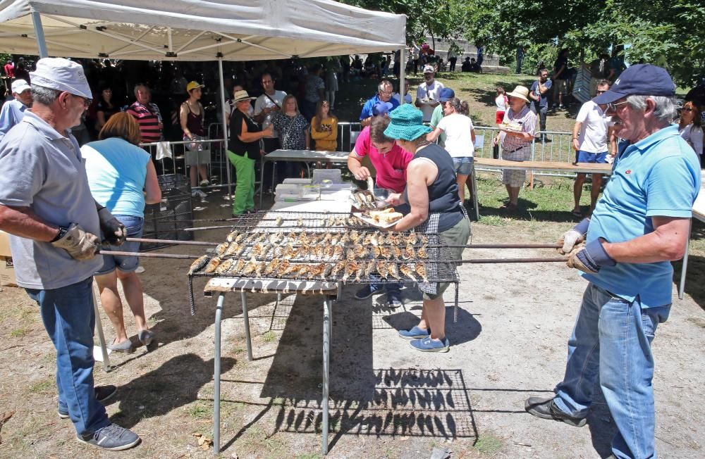 Cientos de personas celebran una sardinada en Nigrán para celebrar el inicio del verano.