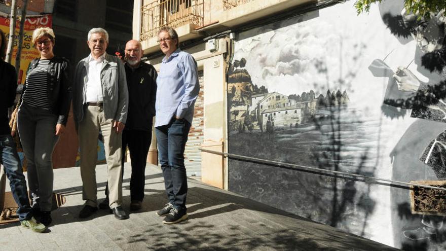 La plaça del Carme hostatja un mural dedicat al periodista Josep Maria Planes