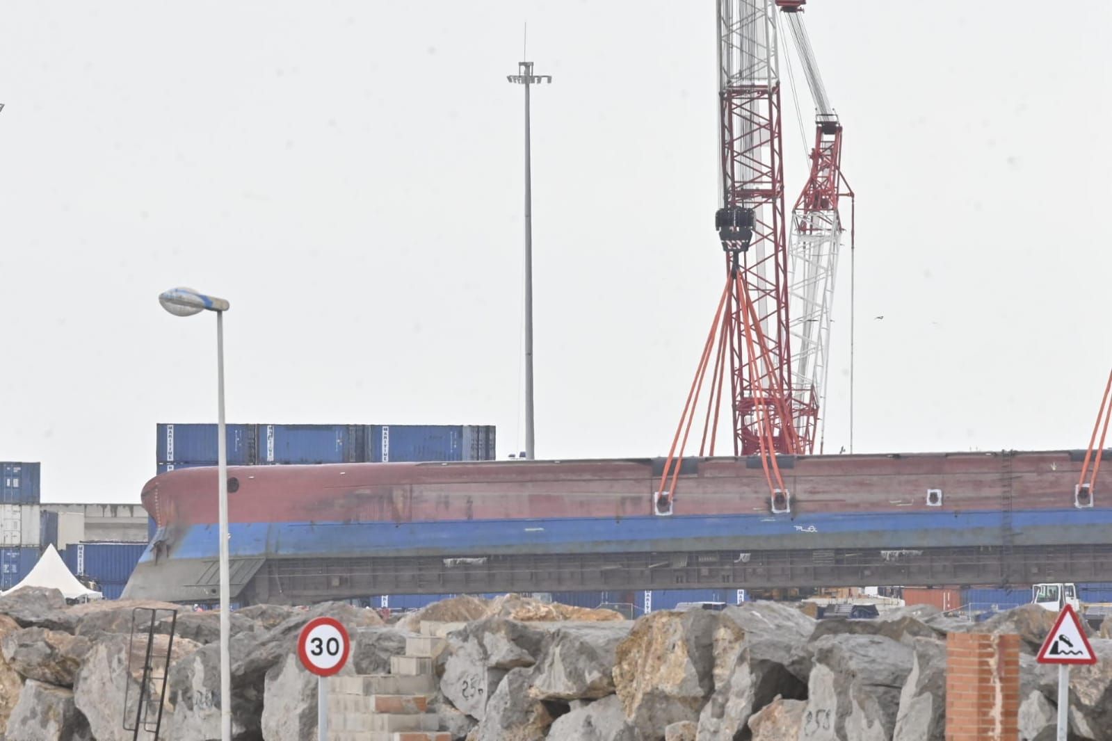 Inician la extracción del buque volcado en PortCastelló