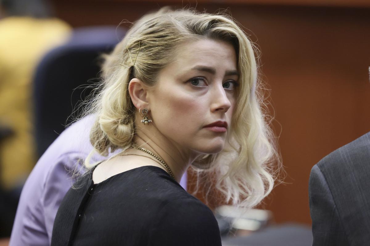 Amber Heard se desmorona durante el juicio por difamación