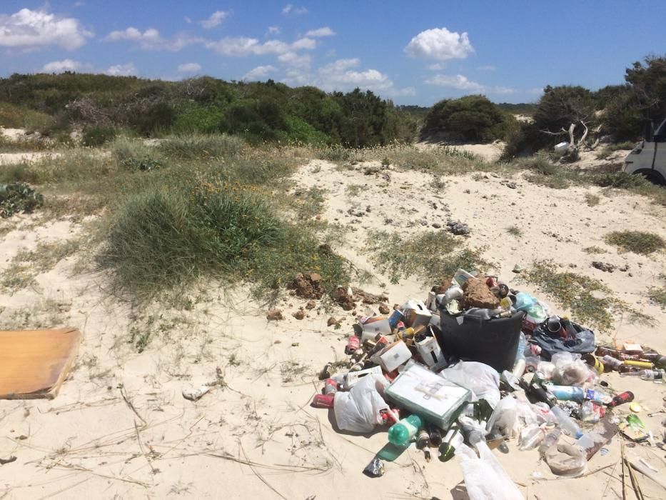 La basura se apodera de es Trenc