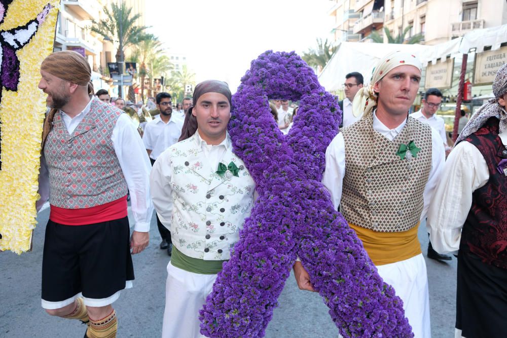 Los festeros aprovechan la Ofrenda para protestar contra la violencia de género con flores y lazos morados