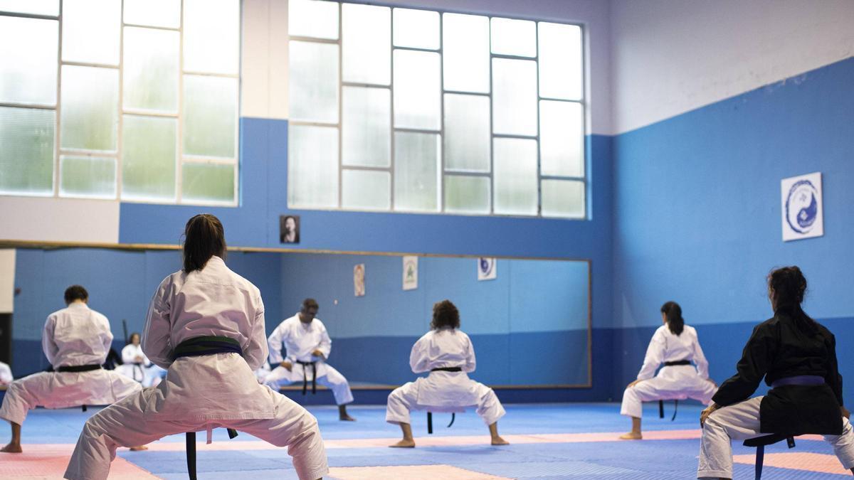 Curso de Kobudo en el polideportivo de Arriondas