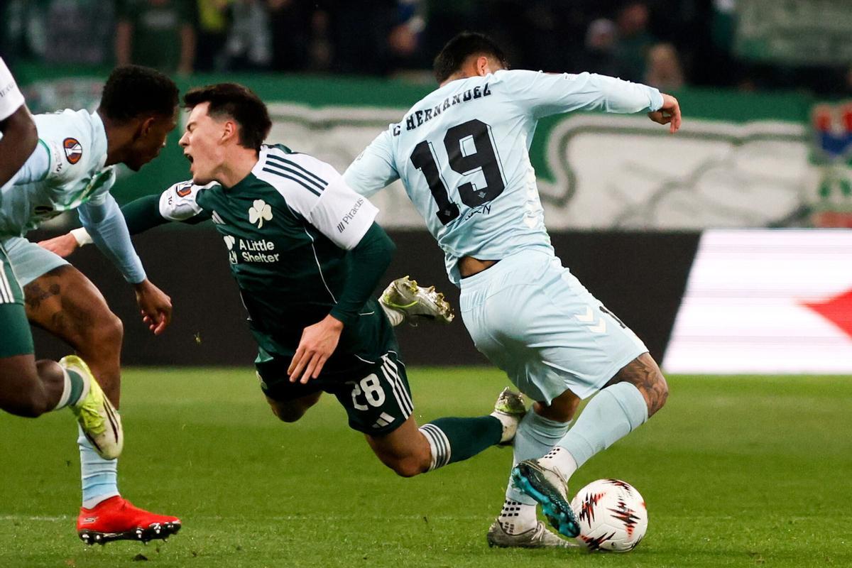 ATHENS (Greece), 12/03/2026.- Panathinaikos' Facundo Pellistri (C) and Betis' Cucho Hernandez (R) in action during the UEFA Europa League Round of 16 1st leg soccer match between Panathinaikos Athens and Real Betis in Athens, Greece, 12 March 2026. (Grecia, Atenas) EFE/EPA/GEORGIA PANAGOPOULOU