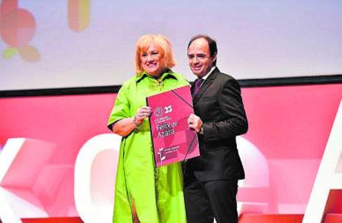 Ricardo Buil recoge el premio de empresas. | VERÓNICA LACASA