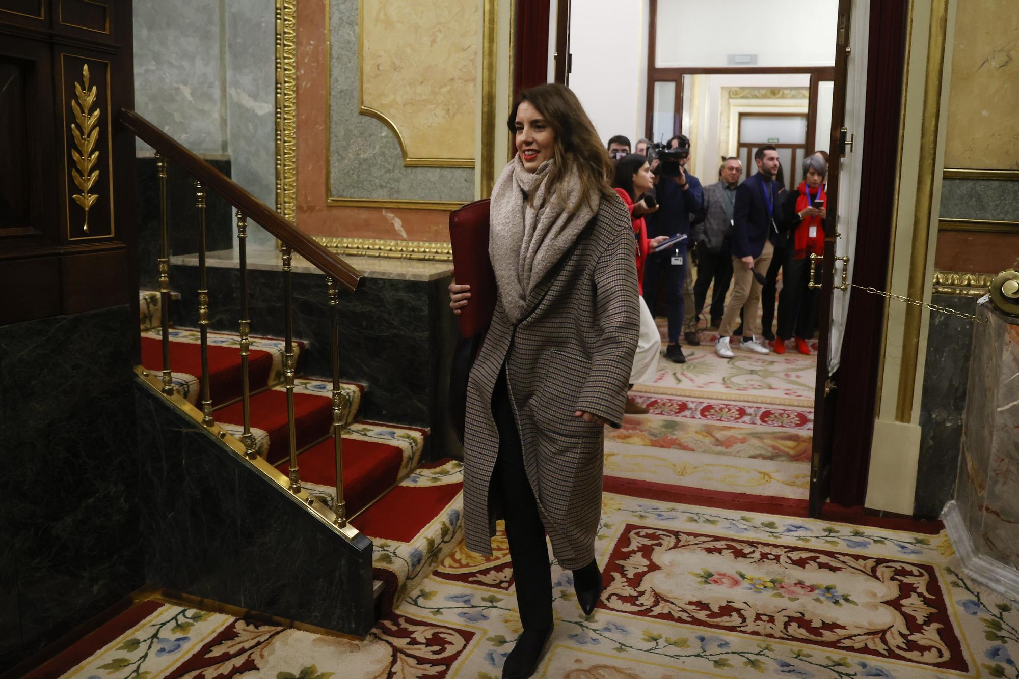 La ministra de Igualdad, Irene Montero, llega al Congreso de los Diputados, para asistir la sesión de control al Gobierno este miércoles en el Congreso.