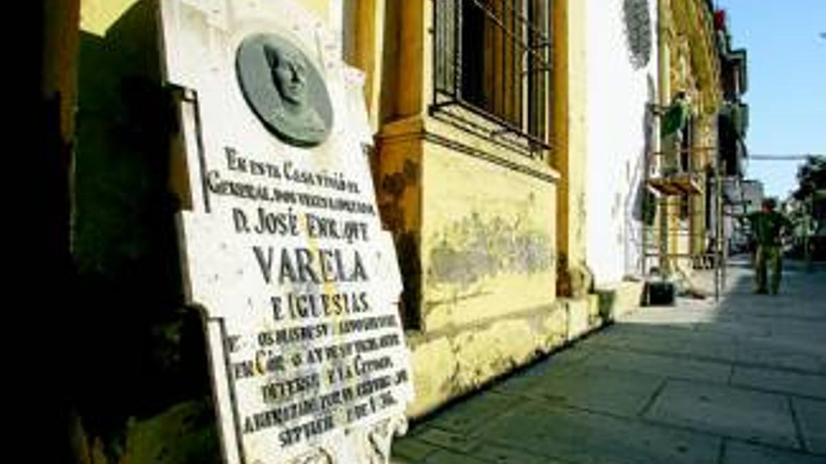 Placa del general Varela de la Casa de los Guzmanes retirada en 2011.