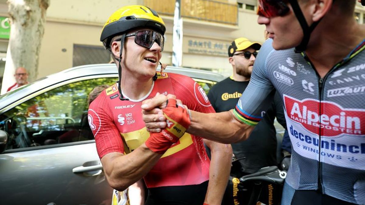 Mathieu van der Poel felicita Jonas Abrahamsen, guanyador de l'etapa