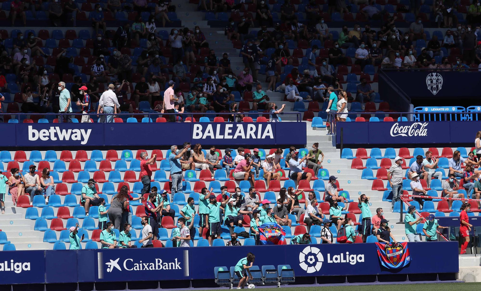 Las imágenes de la vuelta del público al Ciutat de València