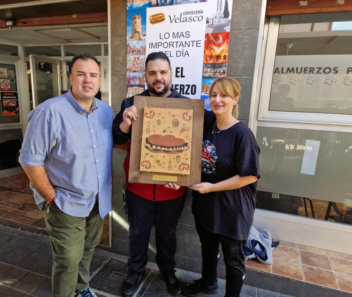 El concejal de Comercio de Paterna entrega un socarrat conmemorativo al gerente del Bar Velasco, ganador por el esmorzaret paternero en la primera edición de la campaña