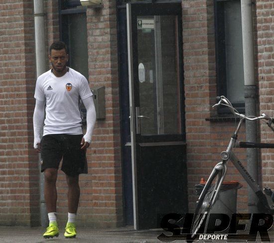 La plantilla entrena bajo la lluvia con el 'shock'