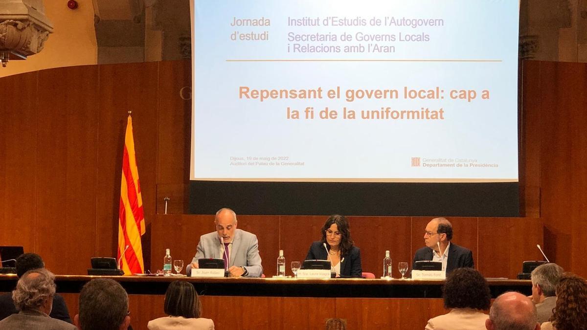 El director de l&#039;Institut d&#039;Estudis d&#039;Autogovern (IEA), Joan Ridao; la consellera de la Presidència de la Generalitat, Laura Vilagrà; i el catedràtic de Dret Tomàs Font