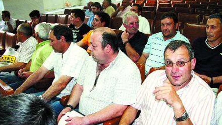 Asamblea de trabajadores de Cespa celebrada ayer en el edificio sindical. / junior