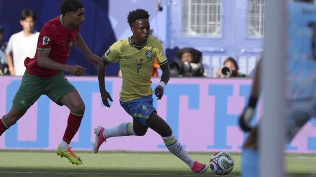 Vinícius s’escapa de Hakimi, durant el Brasil-Marroc. | SEBASTIAO MOREIRA / EFE