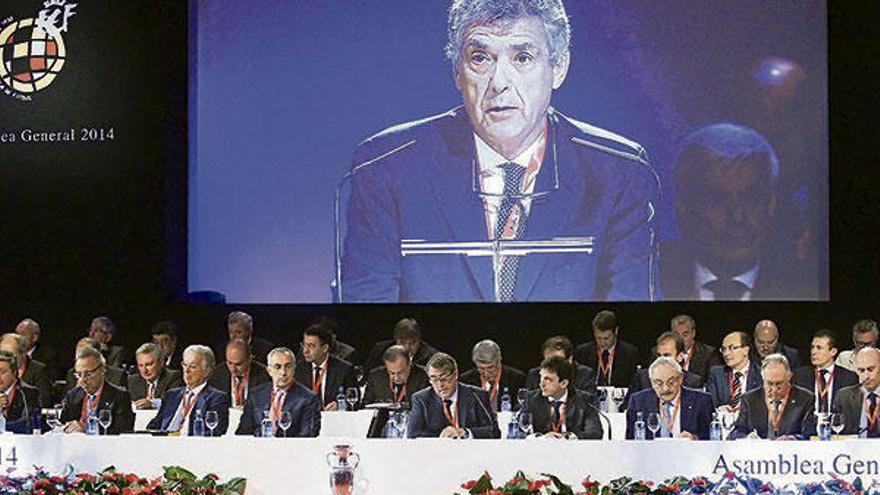 Un momento de la asamblea de la RFEF celebrada ayer antes del sorteo del calendario.  // Efe