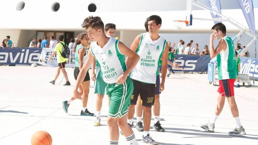 Uno de los partidos del 3x3, ayer, en la plaza del Niemeyer.