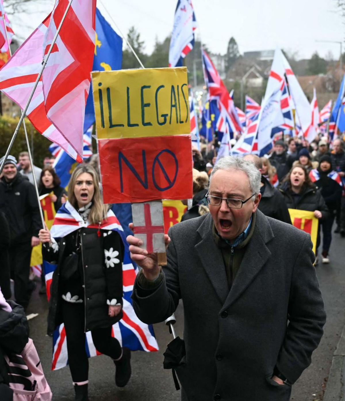 Protesta per demanar que els barracons de Crowborough (Anglaterra) no s’utilitzin per allotjar sol·licitants d’asil, diumenge passat. | JUSTIN TALLIS / AFP