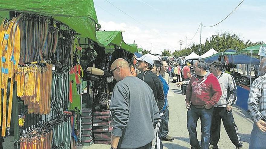 El mercadillo reúne una completa oferta de caza