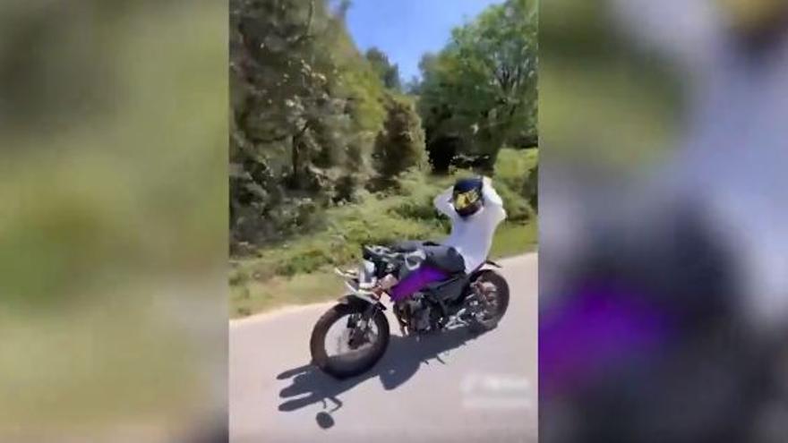 Investiguen dos joves per gravar-se fent flexions i abdominals sobre una moto i el maleter d&#039;un cotxe en marxa