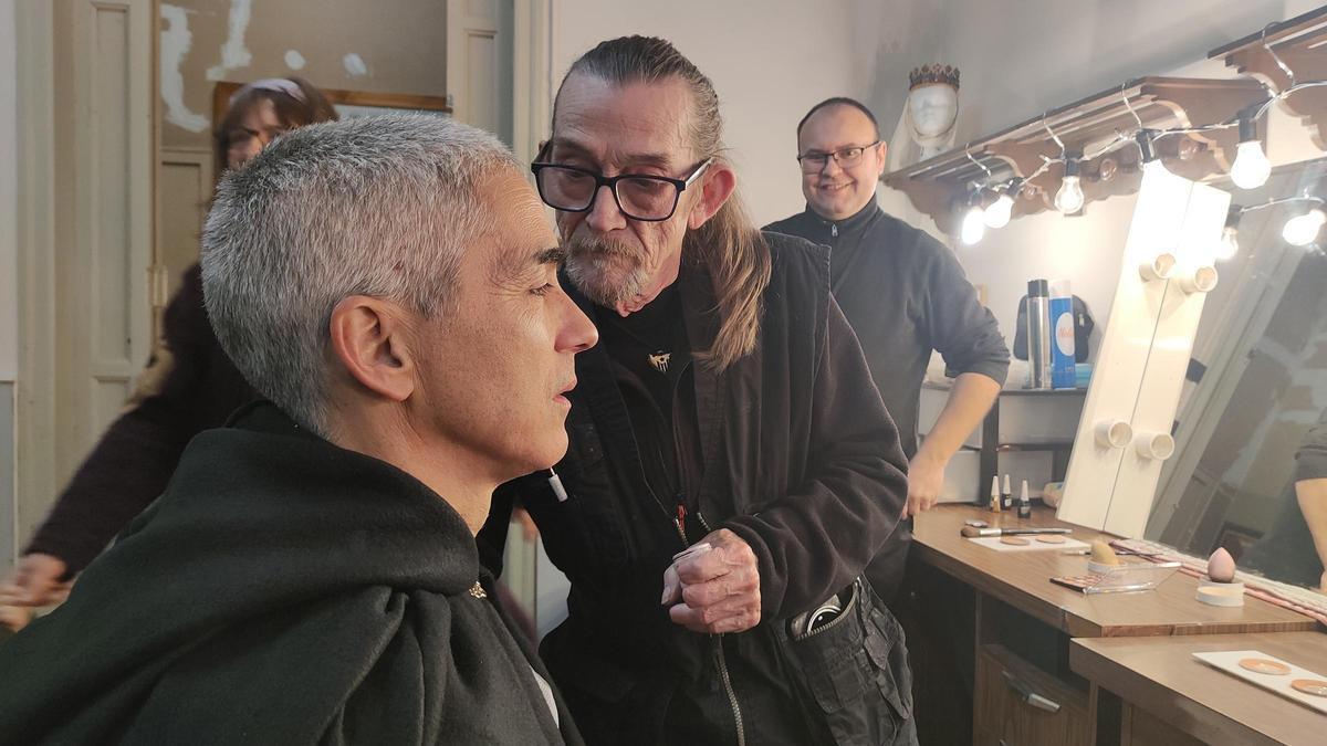 L'Esteve Porta dibuixant una cicatriu al rostre d'un dels actors de la Fira de l'Aixada