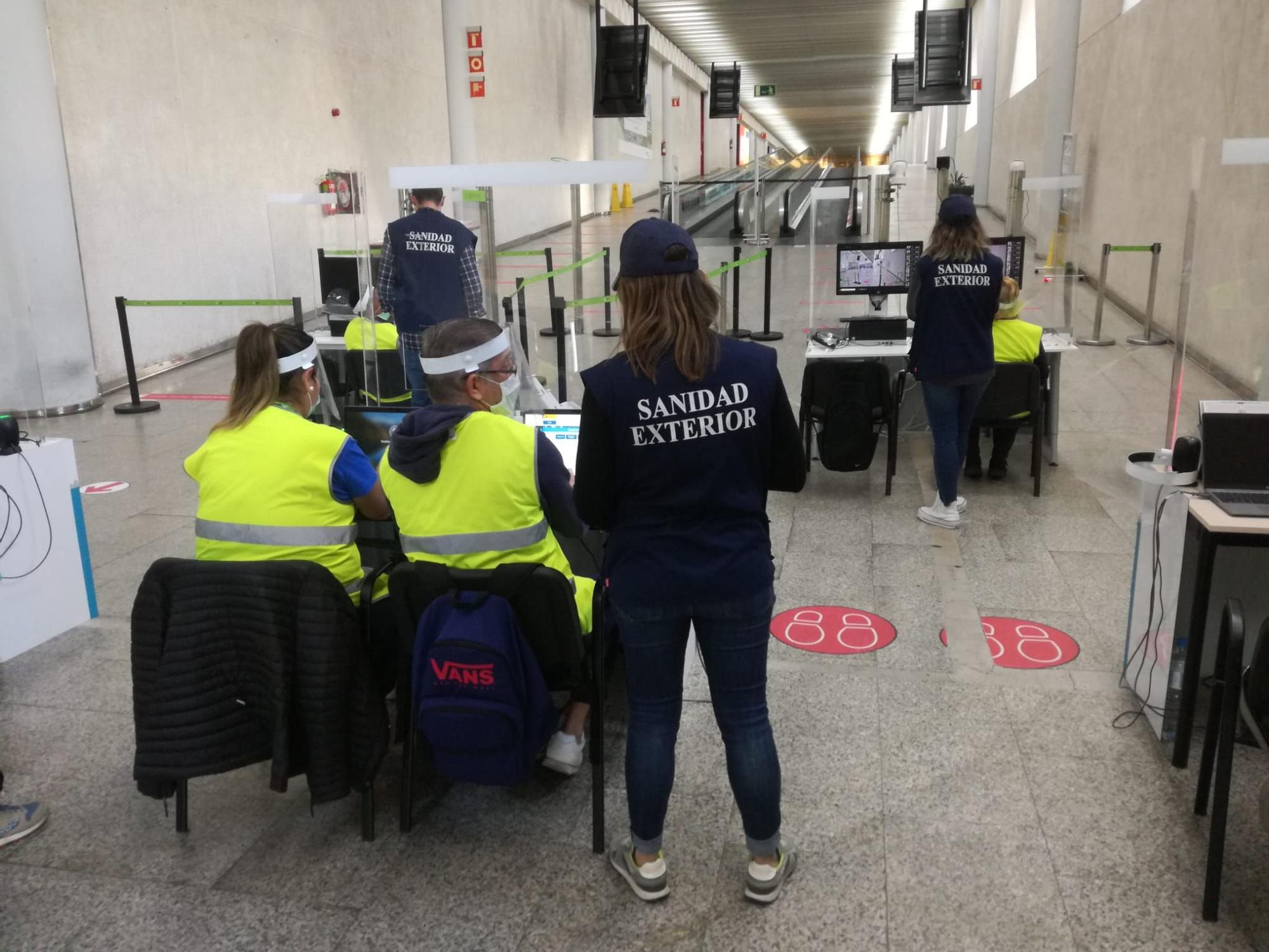 Controles en Son Sant Joan para revisar que los pasajeros cumplan con los requisitos sanitarios