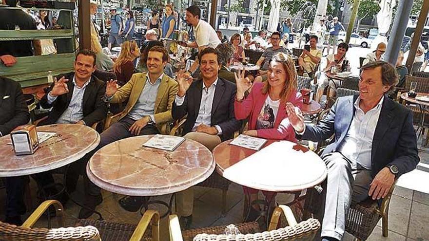 Toni Fuster, Pablo Casado, Biel Company, Marga Prohens y Mateu Isern, ayer, en el Bar Bosch, donde almorzaron tras el acto electoral.