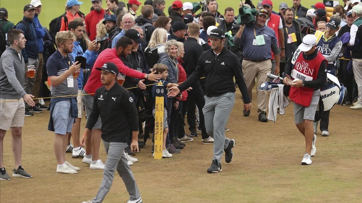 Jon Rahm, entre aficionados, camina en el green del hoyo 4, en la segunda jornada de Open